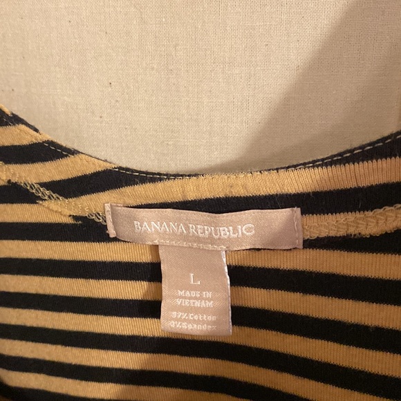 Banana Republic Scoop Neck 1/2 Sleeve Top. Excellent condition. - Picture 4 of 4